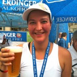 Nonny gönnt sich nach erfolgreicher Triathlon-Teilnahme ein alkoholfreies Bier